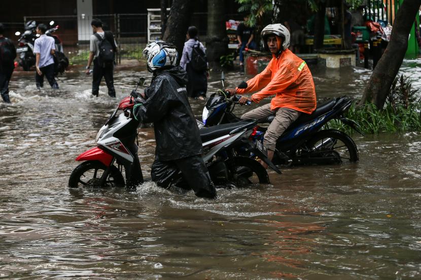 Kendaraan melintasi banjir yang menggenangi jalan Bungur Raya, Jakarta, Selasa (18/1/2022). Selain tingginya intensitas hujan, banjir tersebut juga disebabkan oleh sistem drainase yang buruk.