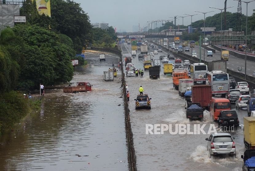  Kendaraan melintasi banjir yang menggenangi jalan menujun pintu tol jatibening dan sebagian jalan tol di sekitar Jati Bening, Bekasi, Jabar, Selasa (21/2).