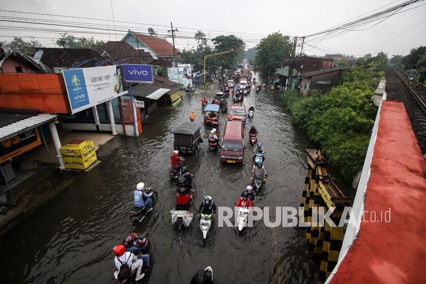 Kendaraan melintasi banjir yang menggenangi Jalan Raya Gempol, Pasuruan.