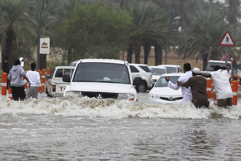 Flood in Saudi Arabia. Дождь в Дубае.