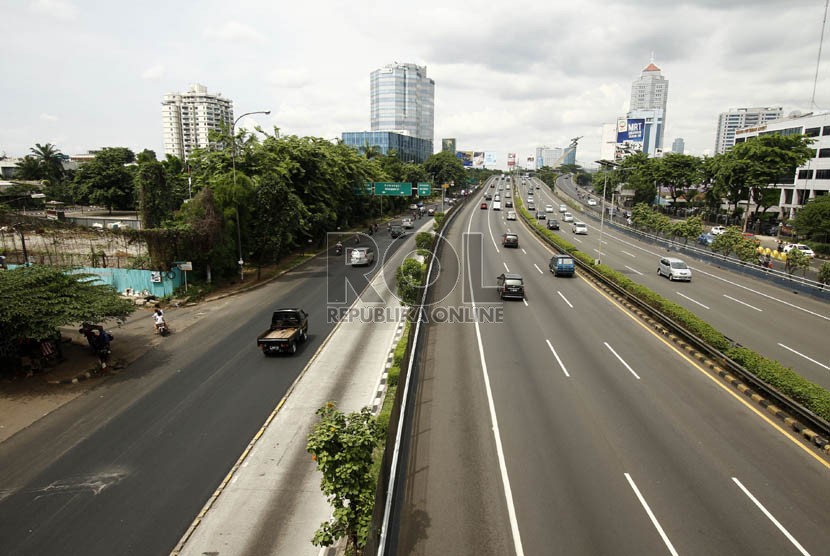   Kendaraan melintasi jalan Jenderal Gatot Subroto yang lenggang, Jakarta Selatan, Selasa (25/12). (Republika/Adhi Wicaksono)