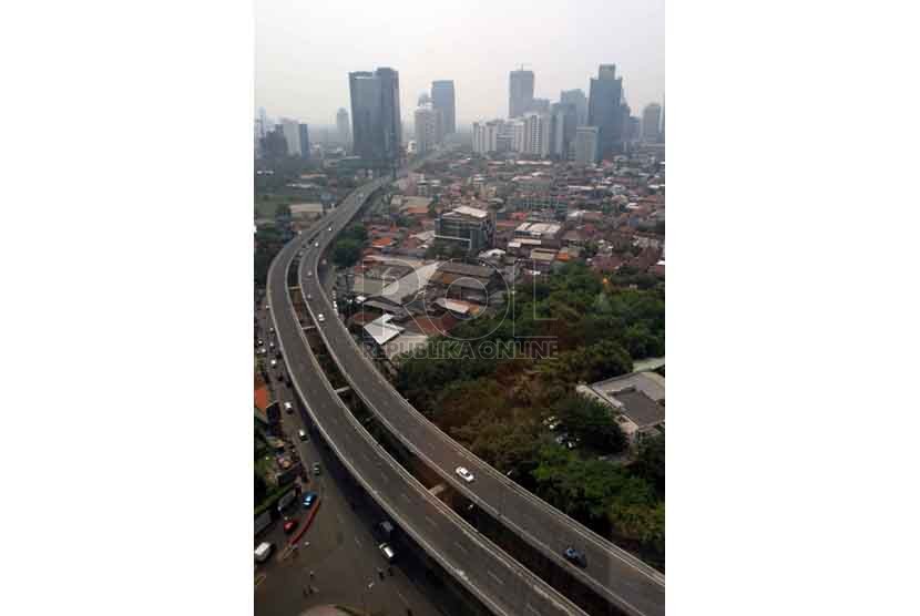 Kendaraan melintasi Jalan layang Non Tol (JLNT) kasablanka-Tanah Abang, Jakarta, Senin (15/9).(Republika/ Yasin Habibi).