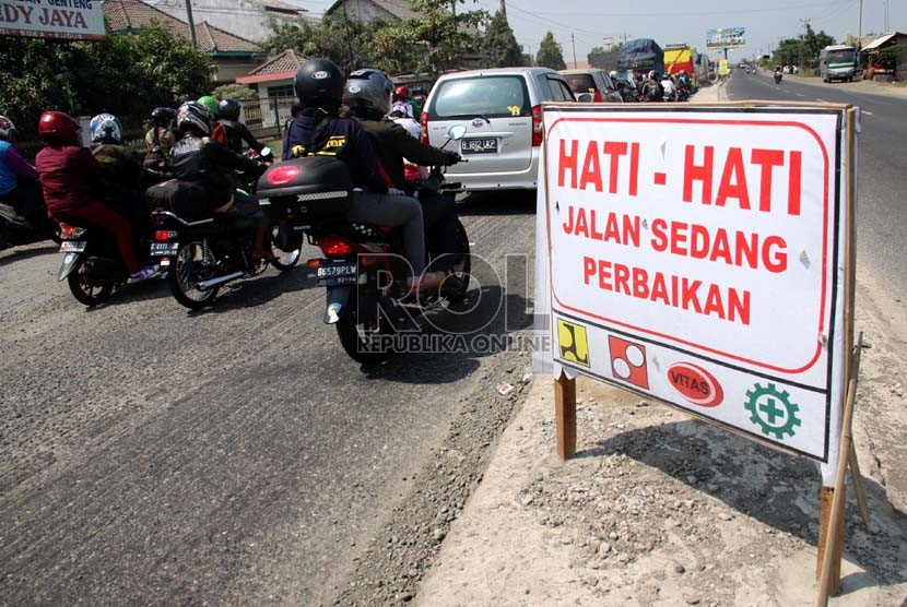  Kendaraan melintasi jalan rusak dan berdebu di jalur pantura, Jalan Raya Comohong, Brebes, Jawa Tengah, Sabtu (3/8).  (Republika/Yasin Habibi)