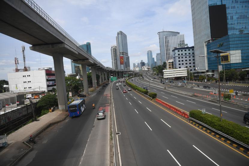 Kendaraan melintasi Jalan Tol Dalam Kota dan Jalan Gatot Subroto di Jakarta, Sabtu (1/1/2022). Jalanan di Ibu Kota lengang saat libur tahun baru. 