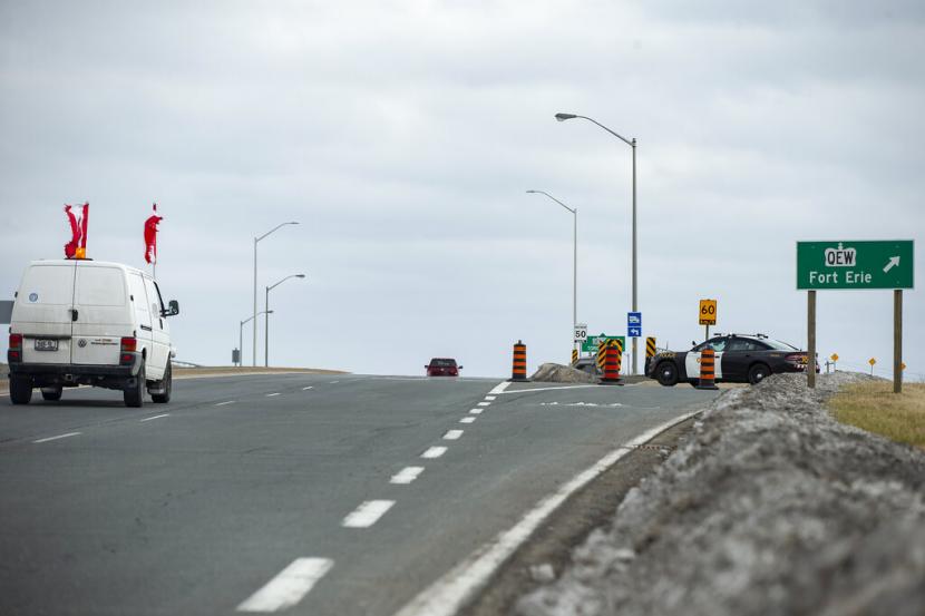 Kendaraan melintasi jalanan di Ontario, Kanada. Kanada akan memudahkan masuknya pelancong internasional, dengan syarat mereka sudah divaksinasi penuh mulai 28 Februari 2022.