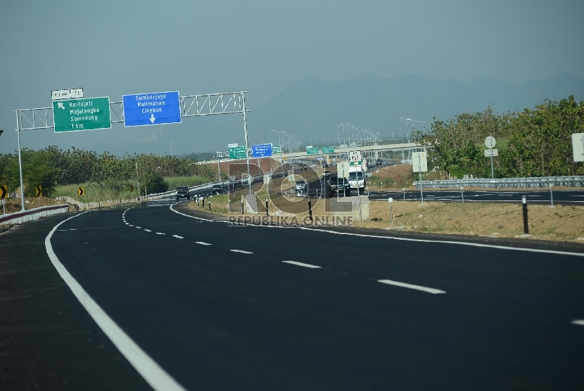 Kendaraan melintasi ruas Jalan Tol Cipali, Cirebon, Jawa Barat, Jumat (26/6).