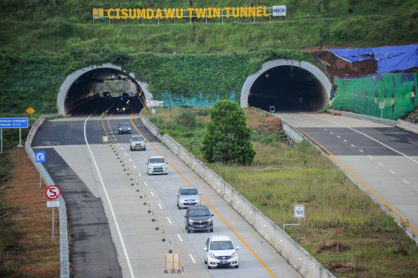 Kendaraan melintasi terowongan kembar di Tol Cileunyi-Sumedang-Dawuan (Cisumdawu) di Pamulihan, Kabupaten Sumedang, Jawa Barat, Sabtu (7/5/2022). 