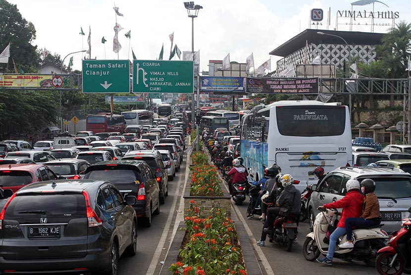 Kendaraan memadati jalur pintu keluar tol Gadog menuju Puncak, Kabupaten Bogor, Kamis (5/5). (Antara/Yulius Satria Wijaya)