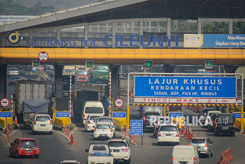 Kendaraan memasuki gerbang tol Cileunyi di Kabupaten Bandung, Jawa Barat, Kamis (7/6). 