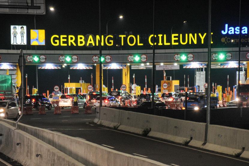 Kendaraan memasuki Gerbang Tol Cileunyi di Kabupaten Bandung, Jawa Barat, Jumat (6/5/2022). Polresta Bandung memprediksi puncak arus balik di Gerbang Tol Cileunyi akan terjadi pada H+3 hingga H+5 Lebaran 2022.