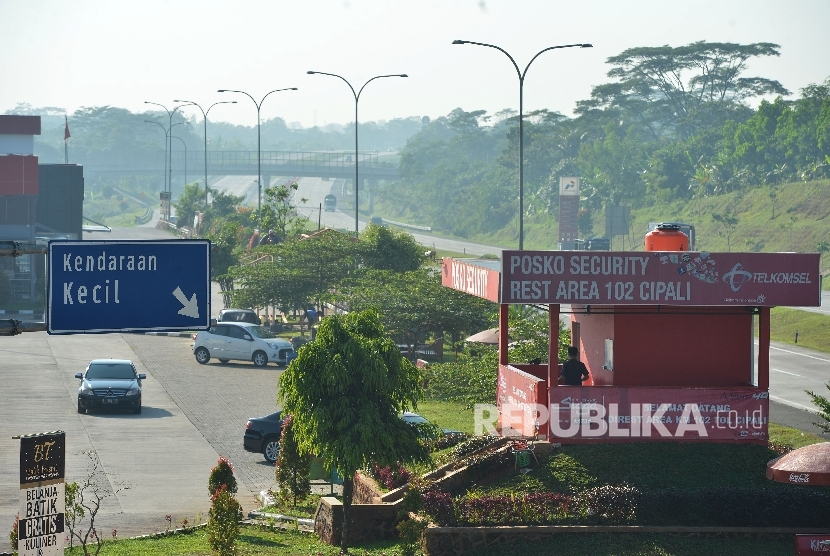  Kendaraan memasuki rest area 102 di ruas tol Cipali, Jawa Barat, Kamis (8/6).