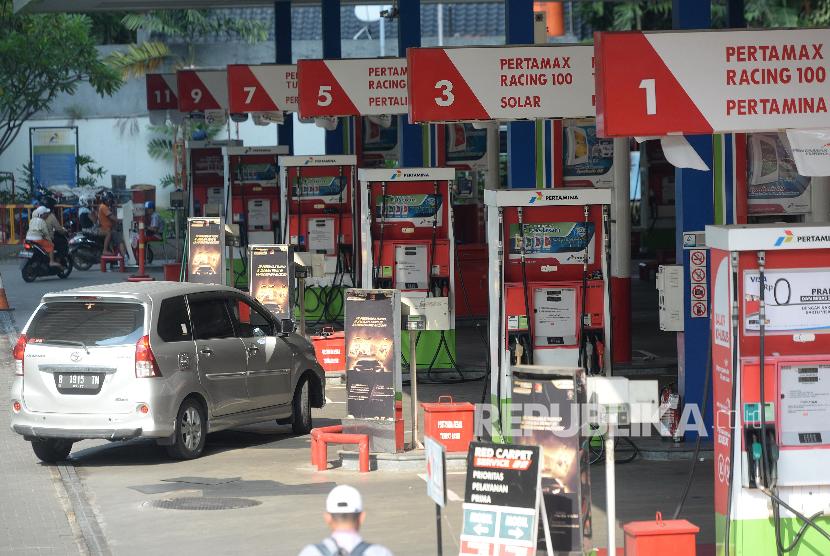 Kendaraan mengisi bahan bakar minyak di SPBU, Jakarta, Ahad (6/5). Menteri ESDM, Ignasius Jonan menjamin ketersediaan bahan bakar minyak (BBM) selama bulan Ramadhan aman.