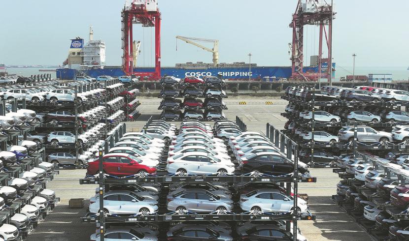 Kendaraan merek China menunggu untuk diekspor dari pelabuhan di Suzhou, Provinsi Jiangsu, China.