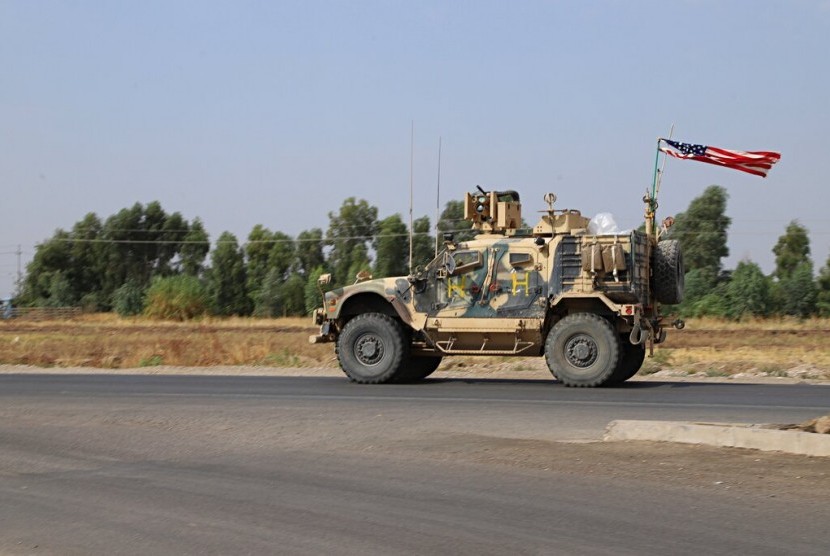 Kendaraan militer AS tiba di dekat Dahuk, Irak, Senin (21/10). Menteri Pertahanan AS Mark Esper mengatakan pasukan AS ditarik dari Suriah dan tiba di Irak untuk membantu memerangi ISIS.