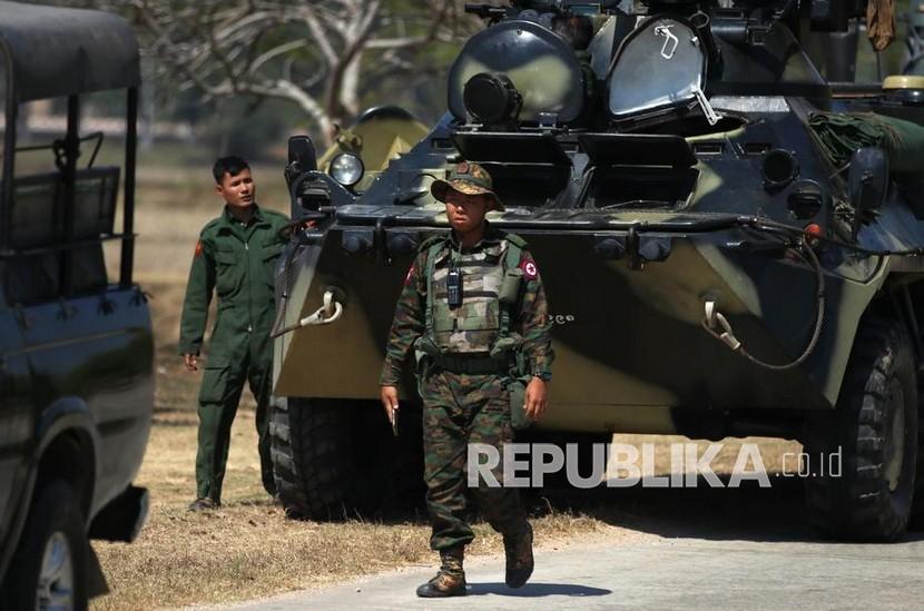  Kendaraan militer dan tentara berjaga di sebuah jalan di Naypyitaw, Myanmar,  Rabu (3/2). Militer Myanmar merebut kekuasaan dan mengumumkan keadaan darurat selama satu tahun setelah menangkap Penasihat Negara Aung San Suu Kyi dan Presiden Myanmar Win Myint. 