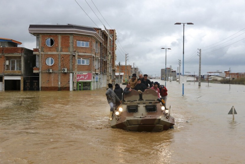 Kendaraan militer digunakan mengevakuasi warga setelah banjir bandang melanda Kota Aq Qala di Provinsi Golestan, Iran, Senin, 25 Maret 2019.