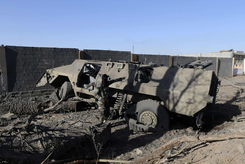 Kendaraan militer Libya hancur akibat bom bunuh diri di Benghazi pada 29 April. 