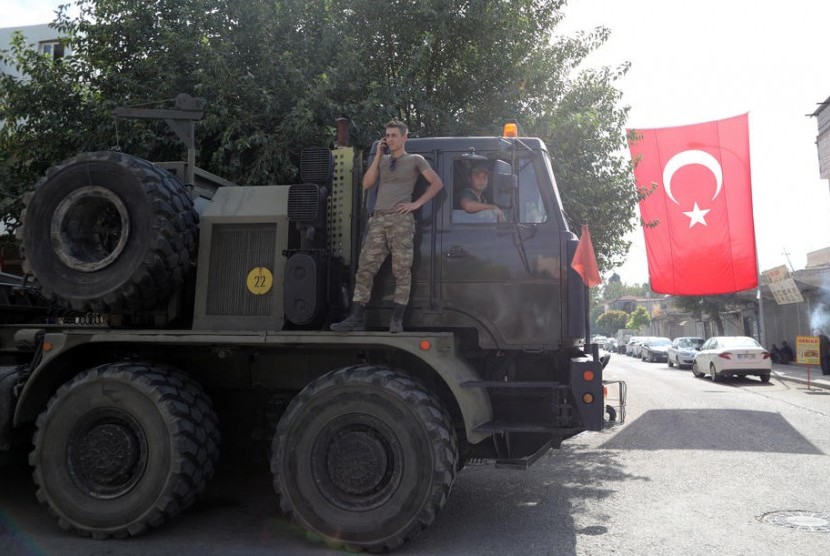 Kendaraan militer Turki yang membawa tank sedang menuju Suriah Utara untuk operasi militer di daerah Kurdi, dekat perbatasan Suriah, dekat distrik Akcakale di Sanliurfa, Turki (Ilustrasi).Turki berencana serang Suriah utara untuk melawan PKK yang dicap teroris 