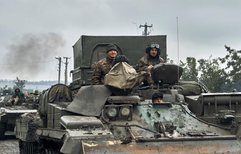 Kendaraan militer Ukraina bergerak di jalan di wilayah yang dibebaskan di wilayah Kharkiv, Ukraina. Prancis akan melatih hingga 2 ribu tentara Ukraina di Prancis untuk membantu negara tersebut melawan pasukan Rusia