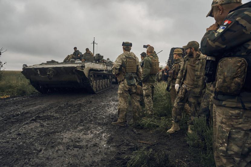 Kendaraan militer Ukraina bergerak di jalan di wilayah yang dibebaskan di wilayah Kharkiv, Ukraina, Senin, 12 September 2022. Pasukan Ukraina merebut kembali sebagian besar wilayah dari Rusia pada hari Senin, mendorong semua jalan kembali ke perbatasan timur laut di beberapa tempat, dan mengklaim telah menangkap banyak tentara Rusia sebagai bagian dari serangan kilat yang memaksa Moskow untuk mundur dengan tergesa-gesa.