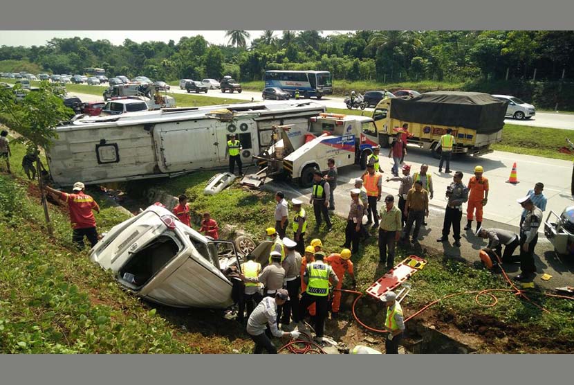 Kendaraan minibus Avanza mengalami kecelakaan terguling di tol Cipali. (Ilustrasi)
