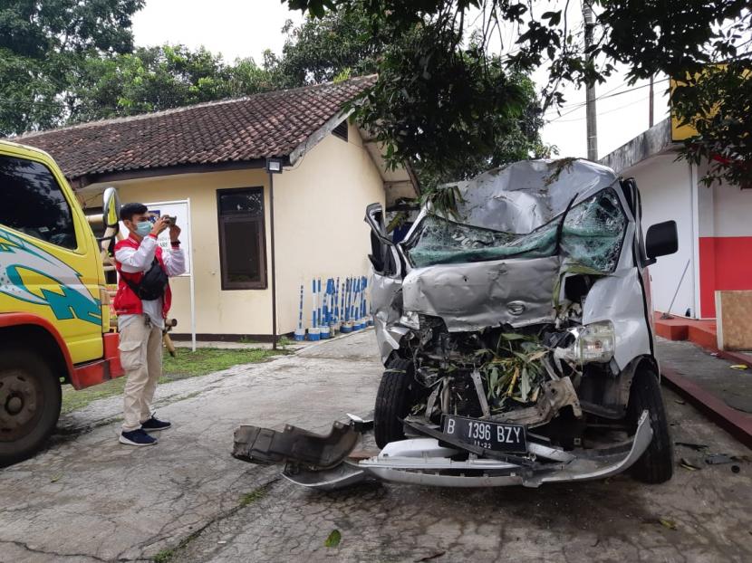 Kendaraan minibus yang terlibat kecelakaan di Jalan Raya Rajapolah, Kabupaten Tasikmalaya, diamankan di Mapolsek Rajapolah, Rabu (30/12). (Ilustrasi)