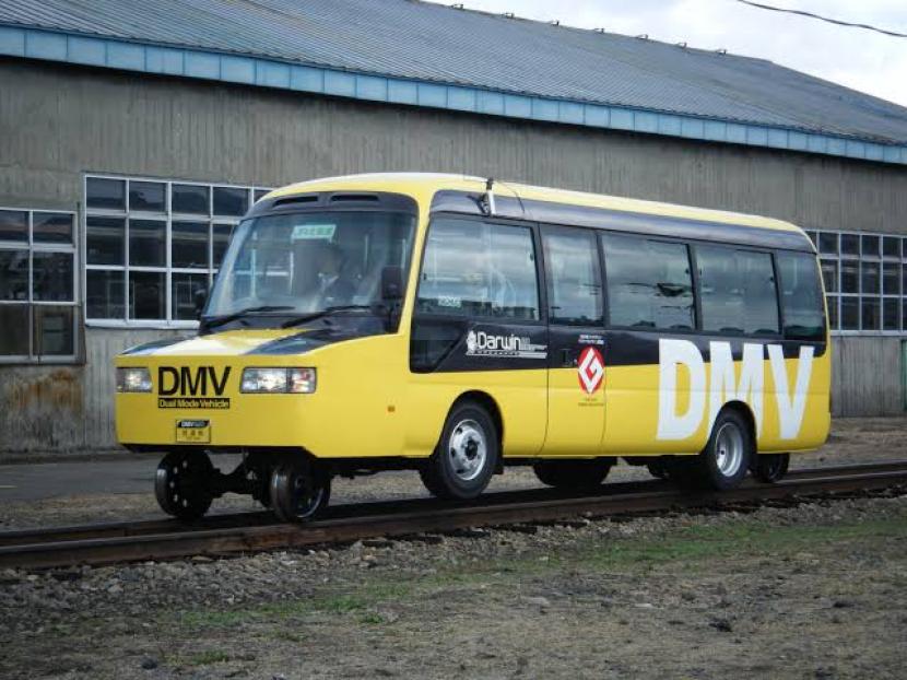 Kendaraan mode ganda jepang bisa beroperasi di jalan raya dan rek kereta api.