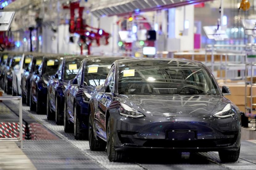 Kendaraan Model 3 buatan Tesla Tiongkok terlihat selama acara pengiriman di pabriknya di Shanghai, Tiongkok, 7 Januari 2020.