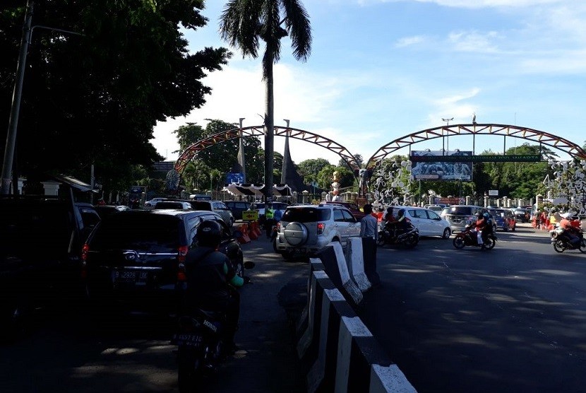 Kendaraan mulai memadati Kebun Binatang Ragunan, Jakarta Selatan, Senin (25/12). Banyak pengunjung yang memanfaatkan waktu libur panjang hingga tahun baru dengan berwisata ke Ragunan bersama keluarga. 