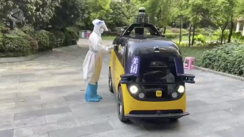 Kendaraan nirawak yang berfungsi untuk mengirimkan kebutuhan sehari-hari warga yang karantina di Kota Chengdu, Provinsi Sichuan, China.