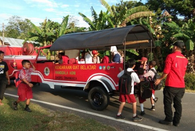 Kendaraan operasional Manggala Agni digunakan untuk antar jemput siswa sambil belajar mengenai pencegahan kebakaran hutan.