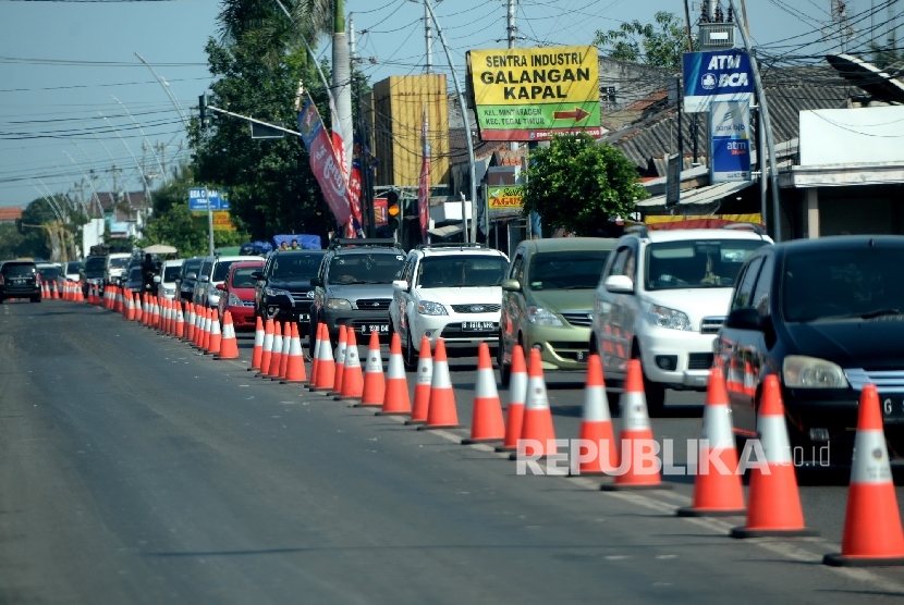 Kendaraan padat merayap dari arah pintu keluar Brebes Timur menuju Tegal, Tegal, Jawa Tengah, Kamis (7/7). (Republika/Wihdan Hidayat)