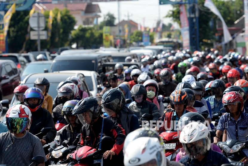 Kendaraan macet di Brebes Timur menuju Tegal saat Mudik Lebaran