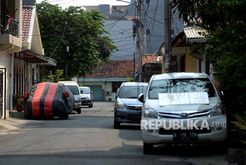  Kendaraan parkir pada badan jalan di Jakarta Pusat, Ahad (10/9). 