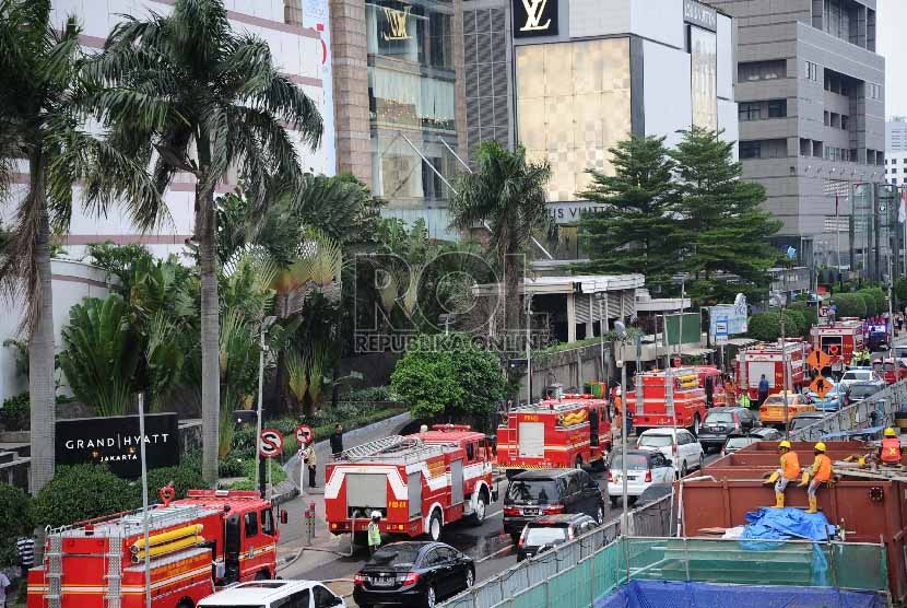 Kendaraan Pemadam Kebakaran terparkir saat terjadi kebakaran di Grand Hyatt, Jakarta, Sabtu (21/2). 