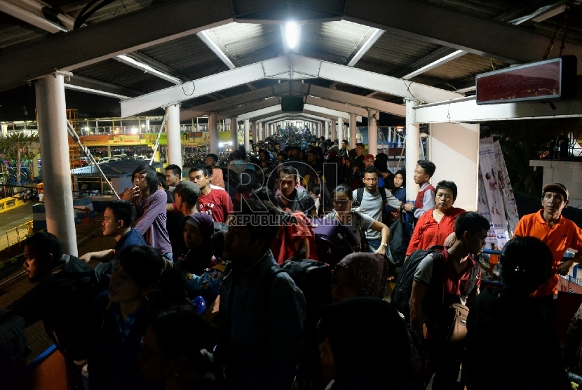 Kendaraan pemudik antre saat akan masuk ke kapal roro untuk menyebrang ke Pulau Sumatera, di Pelabuhan Merak, Banten, Selasa (14/7) .