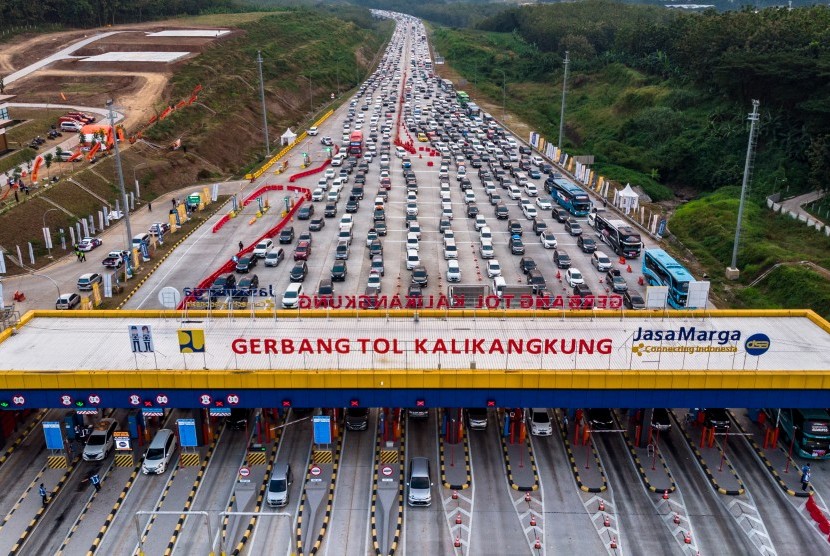 Kendaraan pemudik dari arah Jakarta antre saat akan memasuki Gerbang Tol Kalikangkung, Semarang, Jawa Tengah, Kamis (30/5/2019). 