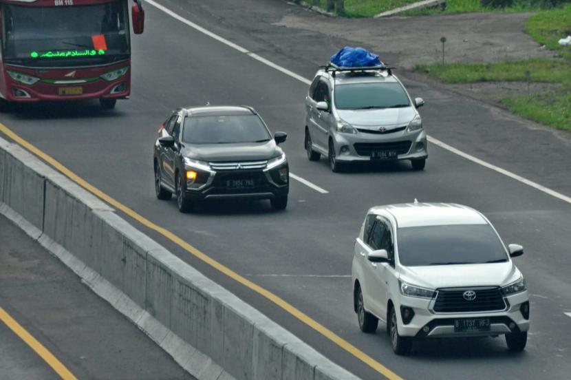 kendaraan pemudik dengan nomor polisi Jakarta terpantau melintas di ruas Tol Semarang- Solo di KM 427 A (arah Surabaya) di wilayah Ungaran Timur, Kabupaten Semarang, Jawa Tengah, Ahad (24/4).