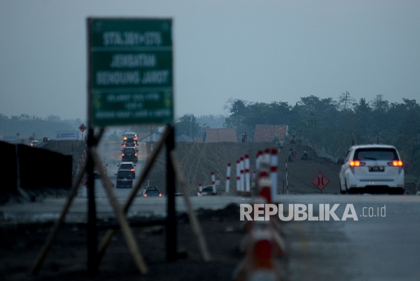   Kendaraan pemudik melintas di jalan Darurat Brebes-Gringsing, Jateng, Juma (23/6).