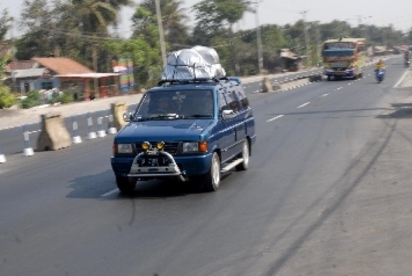    Kendaraan pemudik melintas di jalur Pantura di Ciasem, Subang, Jawa Barat. ilustrasi