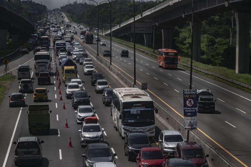 Kendaraan melintas di Jalan Tol Jakarta-Cikampek, Karawang, Jawa Barat. Kepadatan pada Sabtu (14/5/2022), membuat rekayasa lalin diberlakukan bagi kendaraan arah Cikampek.