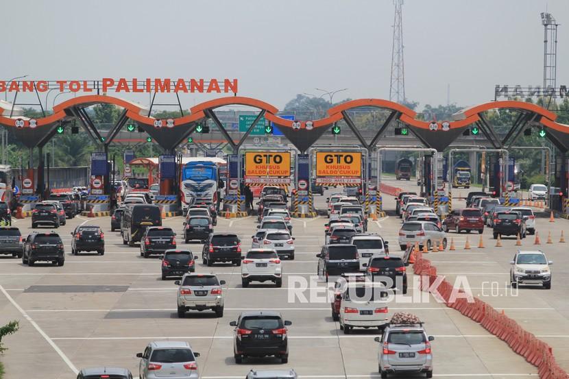 Kendaraan pemudik melintas menuju gerbang Tol Cipali, Palimanan, Cirebon. Pada Selasa (9/2) dinihari, ruas jalur tol Km 122 mengalami ambles.(Ilustrasi)