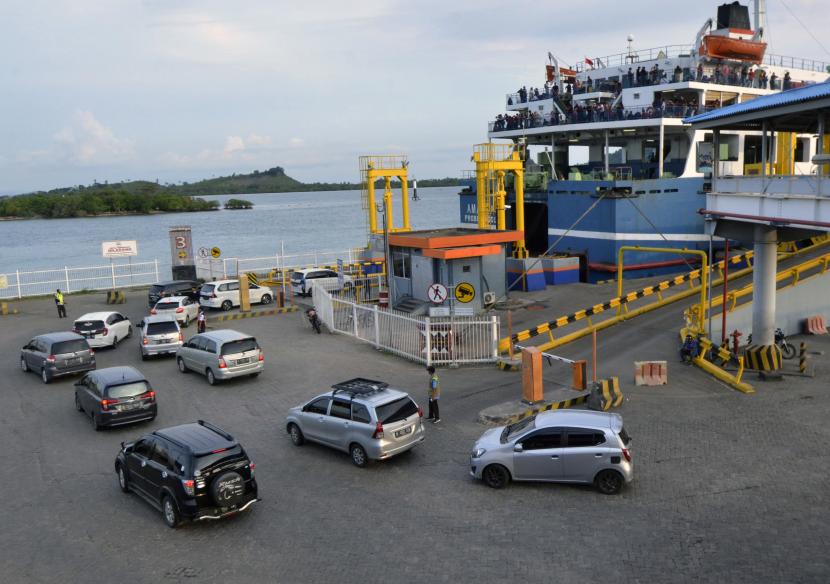 Kendaraan pemudik memasuki KMP Reina di dermaga 3 Pelabuhan Bakauheni, Lampung Selatan, Lampung (ilustrasi). Kondisi cuaca di Pelabuhan Bakauheni–Merak sempat tidak normal   