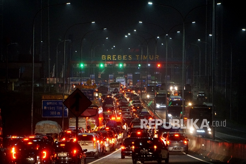 ilustrasi.  Kendaraan pemudik mengantre untuk keluar gerbang tol Brebes Timur, Jateng, Rabu (21/6) malam.