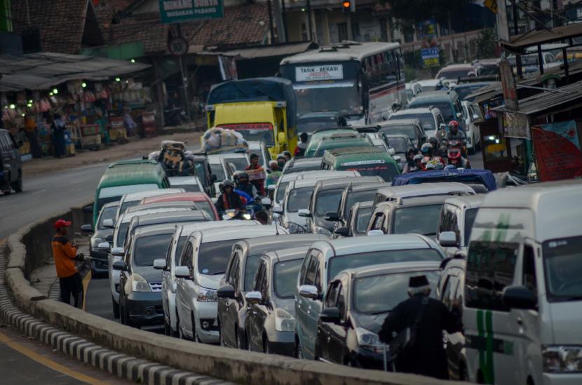 Kendaraan pemudik terjebak kemacetan (ilustrasi). Menteri Perhubungan (Menhub) Budi Karya Sumadi memberikan saran kepada masyarakat untuk melakukan perjalanan mudik lebih awal guna menghindari risiko kemacetan lalu lintas.