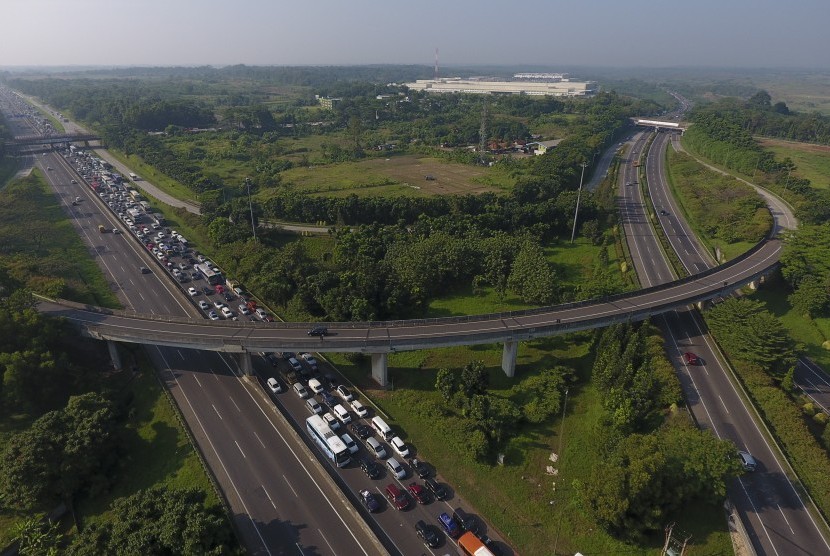 Kendaraan pemudik terjebak macet di jalan Tol Cikampek KM 66, Jawa Barat, Minggu (2/7). 