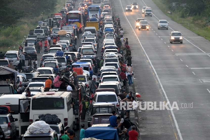 Kendaraan pemudik terjebak macet parah di Tol Pejagan, Jawa Tengah, Senin (4/7).  (Republika/Wihdan Hidayat)