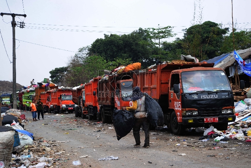 Kendaraan pengakut sampah menunggu antrian bongkar muatan di TPST Bantar Gebang,Bekasi, Jawa Barat, Kamis (5/11).
