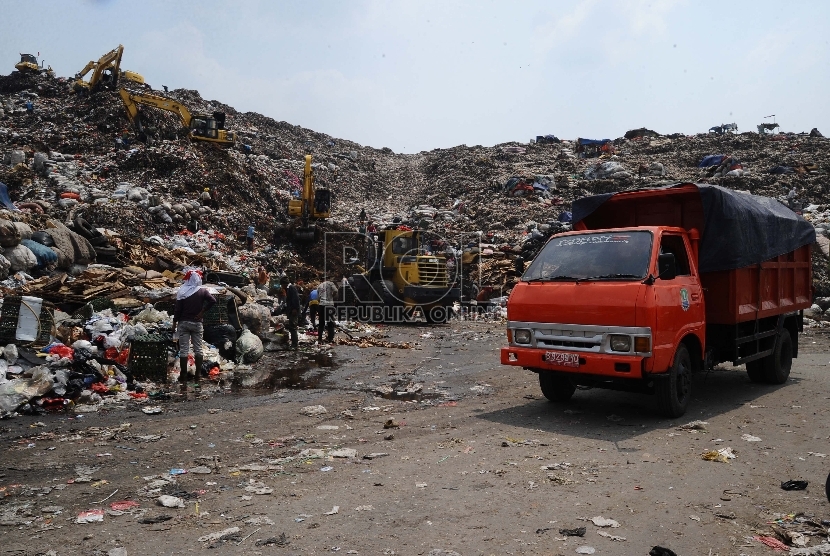 Kendaraan pengangkut sampah melintas di TPST Bantar Gebang,Bekasi, Jawa Barat, Kamis (5/11).