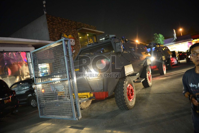   Kendaraan perintis Barracuda di rest area Tol Cikampek, mengangkut para pemain Persib menuju tempat yang dirahasiakan, Sabtu (22/6).  (Republika/Yogi Ardhi)